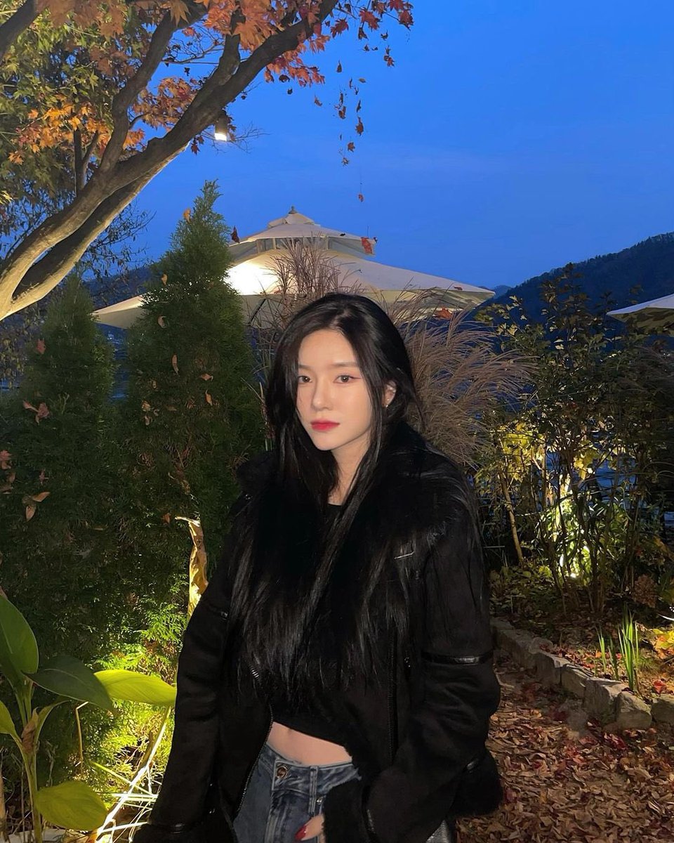RAYEONLOOKS's tweet photo. "spring all over the photos" https://t.co/h4XQwM26LR