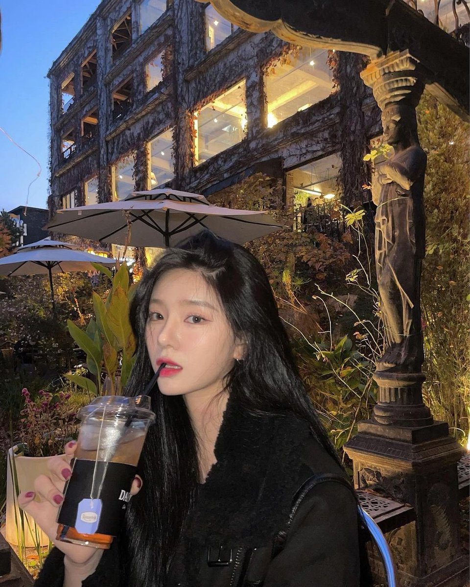 RAYEONLOOKS's tweet photo. "spring all over the photos" https://t.co/h4XQwM26LR