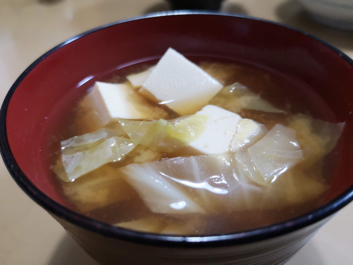 mosquitoos's tweet photo. This is miso soup for today's dinner. The ingredients are cabbage and tofu.
#dinner
#Japan
#washoku
#miso
#soup https://t.co/CQ0lVibvOa