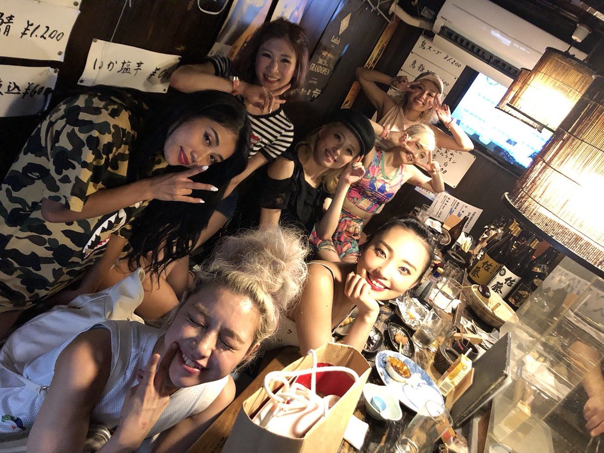chizu_partyon's tweet photo. 今日は歌姫のミリーダー、ミリの卒業式🎓

ミリとは本当に思い出が沢山あります。
メジャーデビューしたレボジェネ、mv撮影、数々の特別ショー、みんなで何度も行ったごはん屋さん。
言葉で表しきれないけど、全力でみんなの先頭にたって頑張ってくれたみりを今日は笑顔で送りだします💕
 #パリオン https://t.co/2tovGNP9zg
