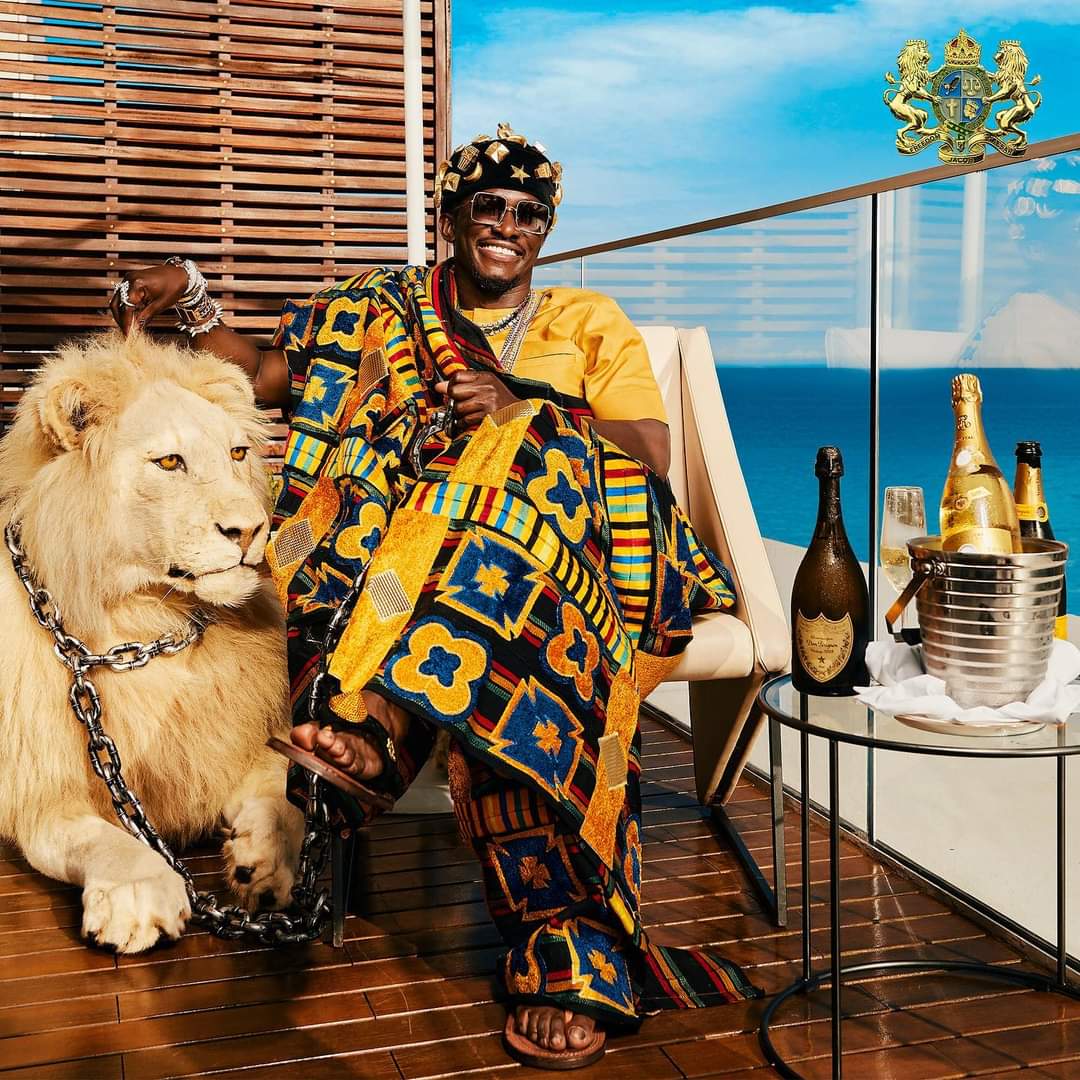 KwabenaAwuku's tweet photo. Freedom. Nobody get fire album covers pass chairman. https://t.co/tIMIK9014A