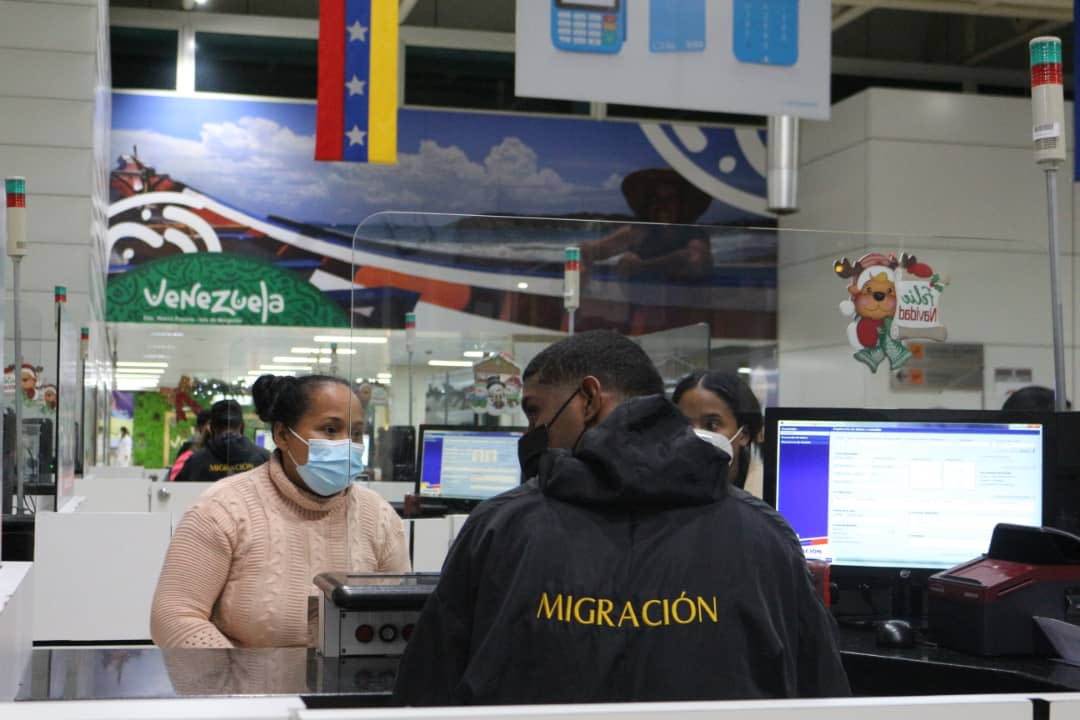 Cancilleria_ve's tweet photo. #EnFotos 📸 || La emoción de volver a casa. Venezuela recibe a 99 connacionales provenientes de Ecuador en un nuevo de #VueltaALaPatria. Son ya 154 vuelos que suman cerca de 27 mil repatriados 🇪🇨🛬 🇻🇪 #6Nov https://t.co/rFM0Zvf235