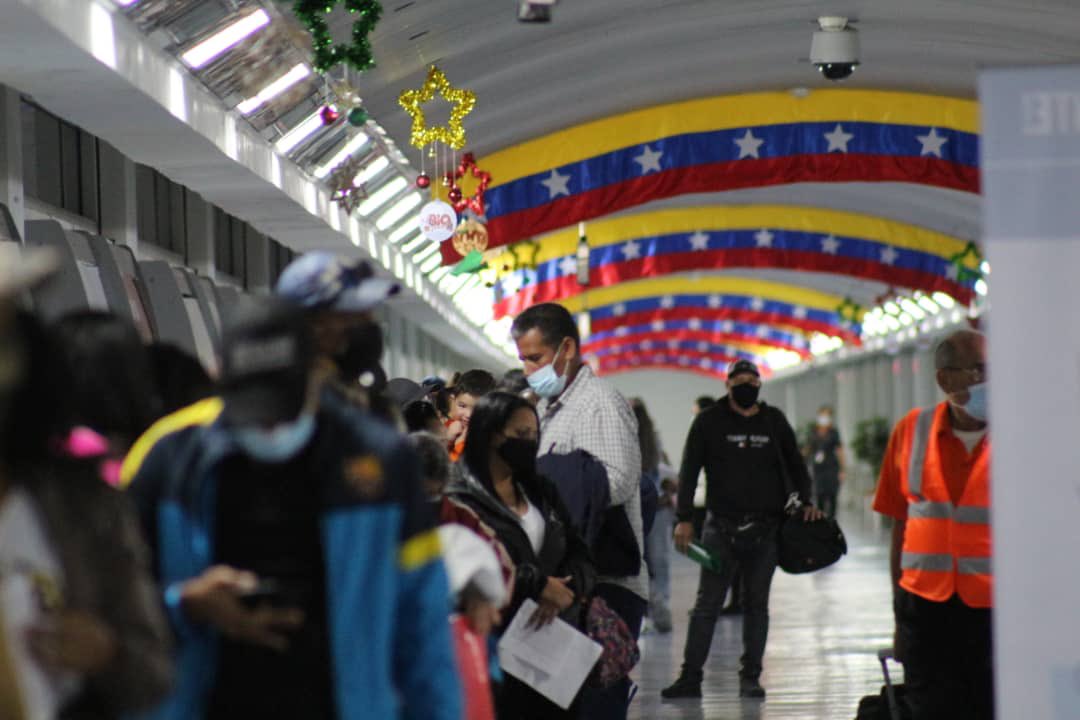 Cancilleria_ve's tweet photo. #EnFotos 📸 || La emoción de volver a casa. Venezuela recibe a 99 connacionales provenientes de Ecuador en un nuevo de #VueltaALaPatria. Son ya 154 vuelos que suman cerca de 27 mil repatriados 🇪🇨🛬 🇻🇪 #6Nov https://t.co/rFM0Zvf235