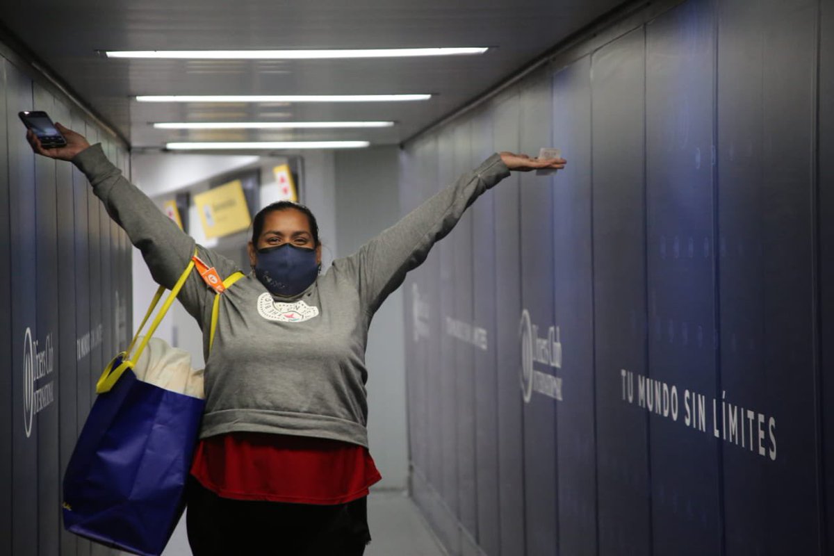 Cancilleria_ve's tweet photo. #EnFotos 📸 || La emoción de volver a casa. Venezuela recibe a 99 connacionales provenientes de Ecuador en un nuevo de #VueltaALaPatria. Son ya 154 vuelos que suman cerca de 27 mil repatriados 🇪🇨🛬 🇻🇪 #6Nov https://t.co/rFM0Zvf235