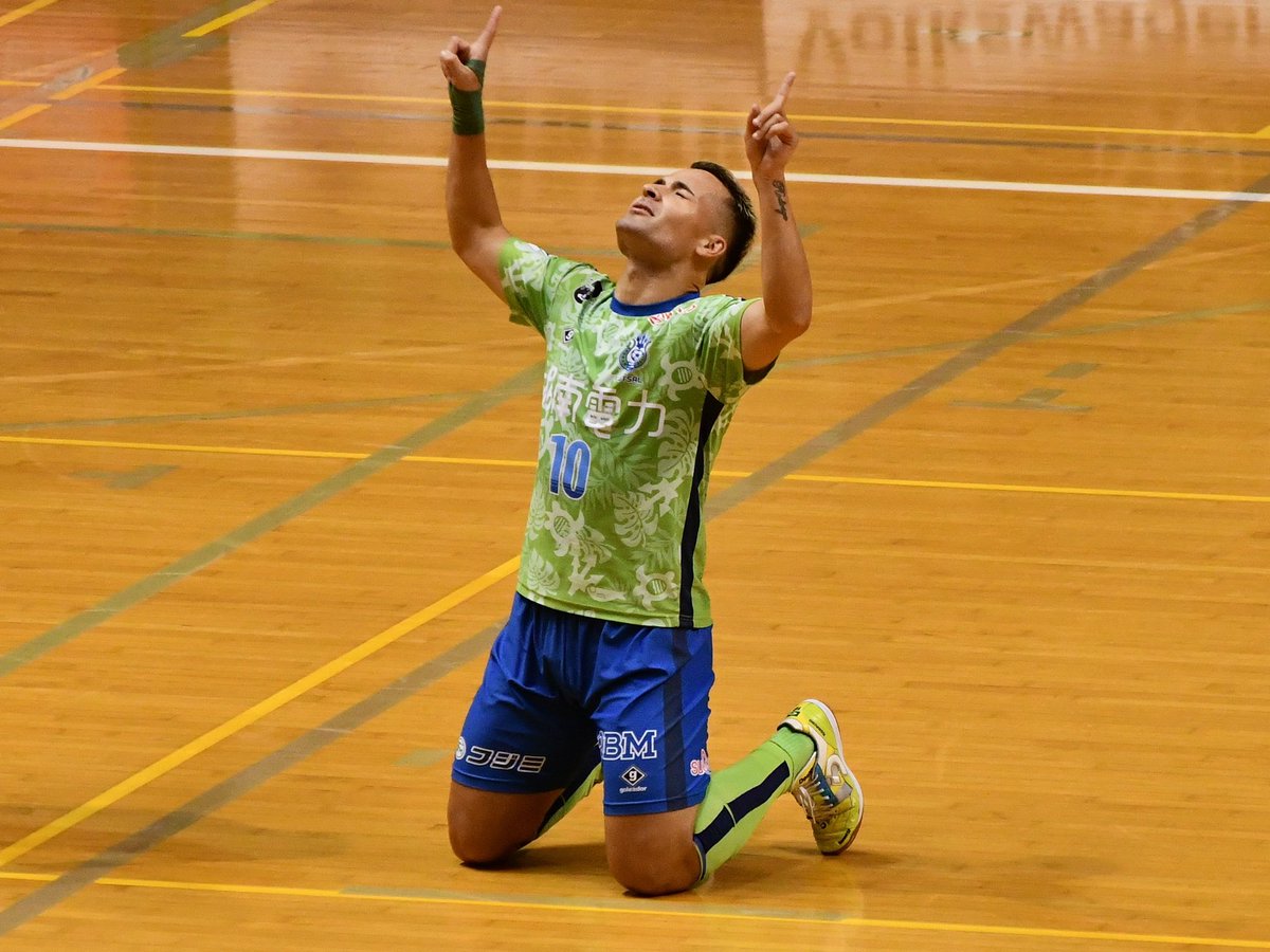 hirogoal's tweet photo. 炸裂した黄金の左!!
圧巻のハットトリック!!
Pé esquerdo dourado!!
Rodrigo é o orgulho de Shonan.
#bellmare_f #湘南ベルマーレフットサルクラブ #fleague #futsal #fリーグ #rodrigosouza #ハットトリック https://t.co/rV7Mo9jcaX