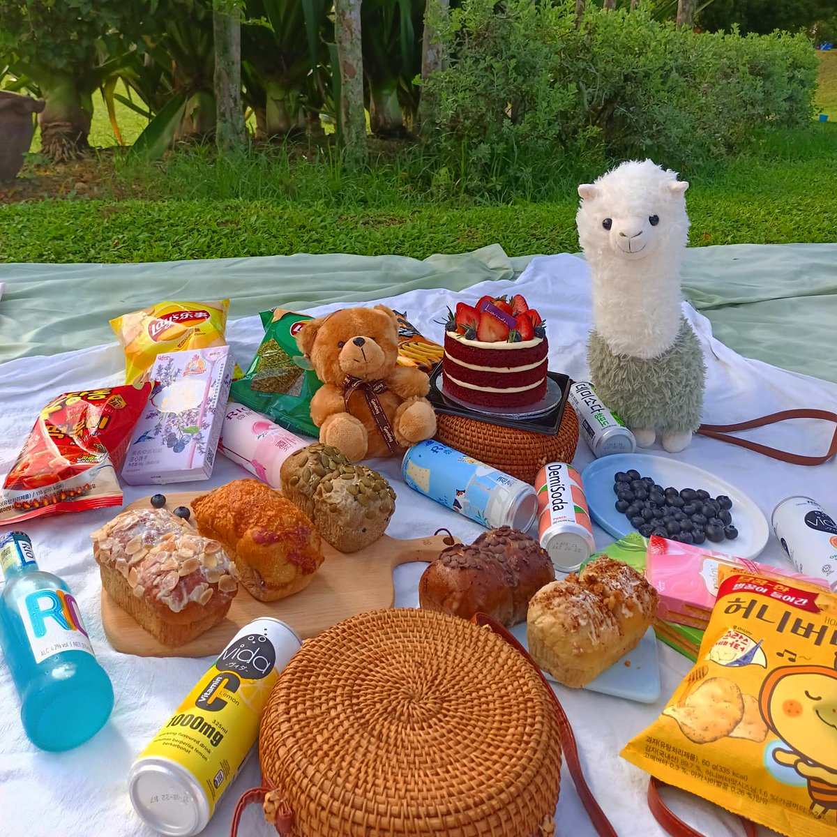bit_yee96's tweet photo. Picnic day 🍃⛅🐑

#picnic #picnicoutfit #picnicdate #picnicputrajaya #life #lifestyle #lifestyleblogger #lifeisbeautiful #lifequotes #mylife #lovequotes #loveofmylife #love #putrajaya #Malaysia https://t.co/u7nQ26upNk