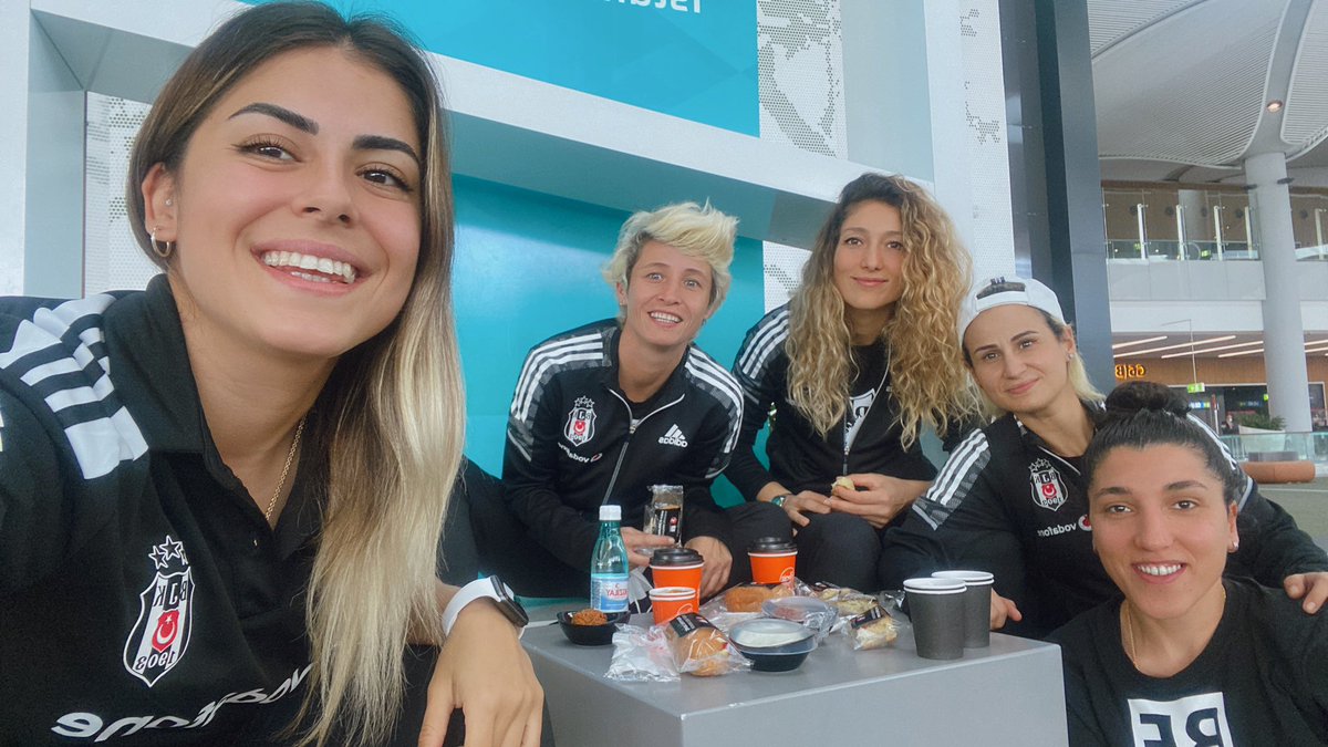 sevgiciinar's tweet photo. Happy birthday 🥰 @esra23erol https://t.co/notOGvXaGc