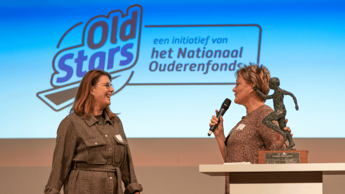 Atletiekunie's tweet photo. Felicitaties voor het @ouderenfonds! Hun programma @Oldstars_nl #Running is het meest innovatief en daarmee de winnaar van De Loper Award 2021! 
#looptrainersdag #SterkeTrainersSterkeClubs #atletiek https://t.co/oVHxhRU8Sk