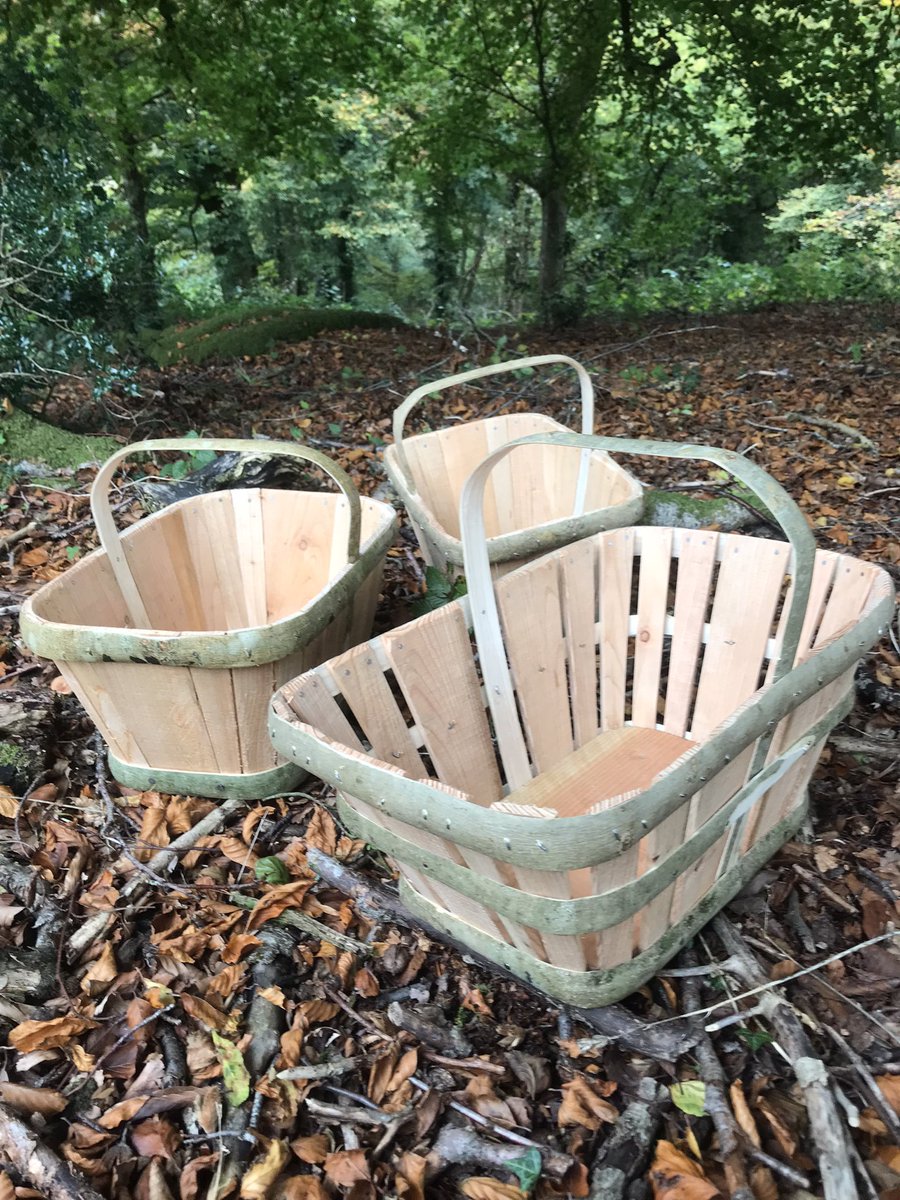 The Devon stave basket. Various sizes. The open staved style at the front was used in areas of heavy soil. Sometimes seen in the @JamesRavilious pictures around the north Devon area. #heritagecrafts