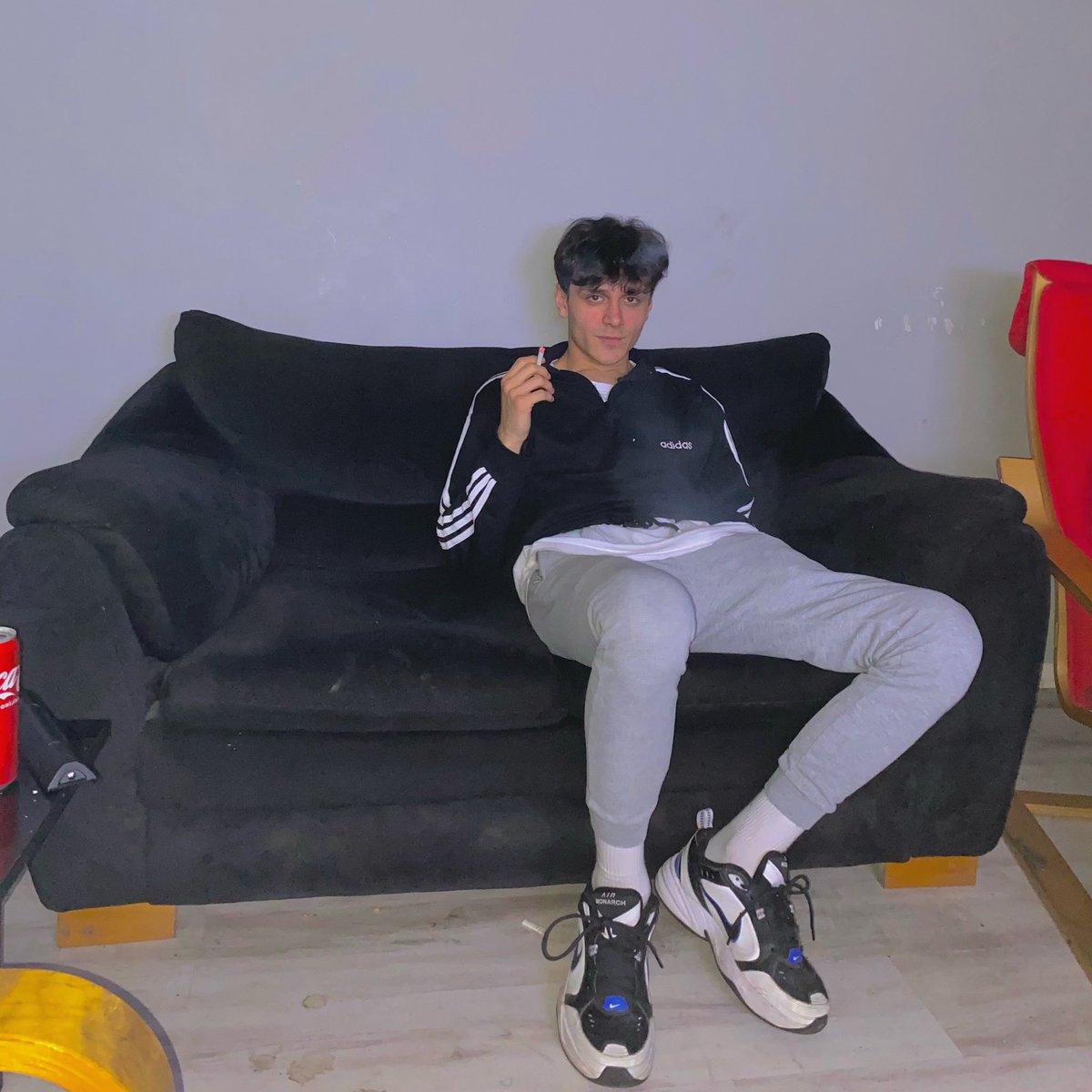 otur dedi gülümse gülümseyemem dedim