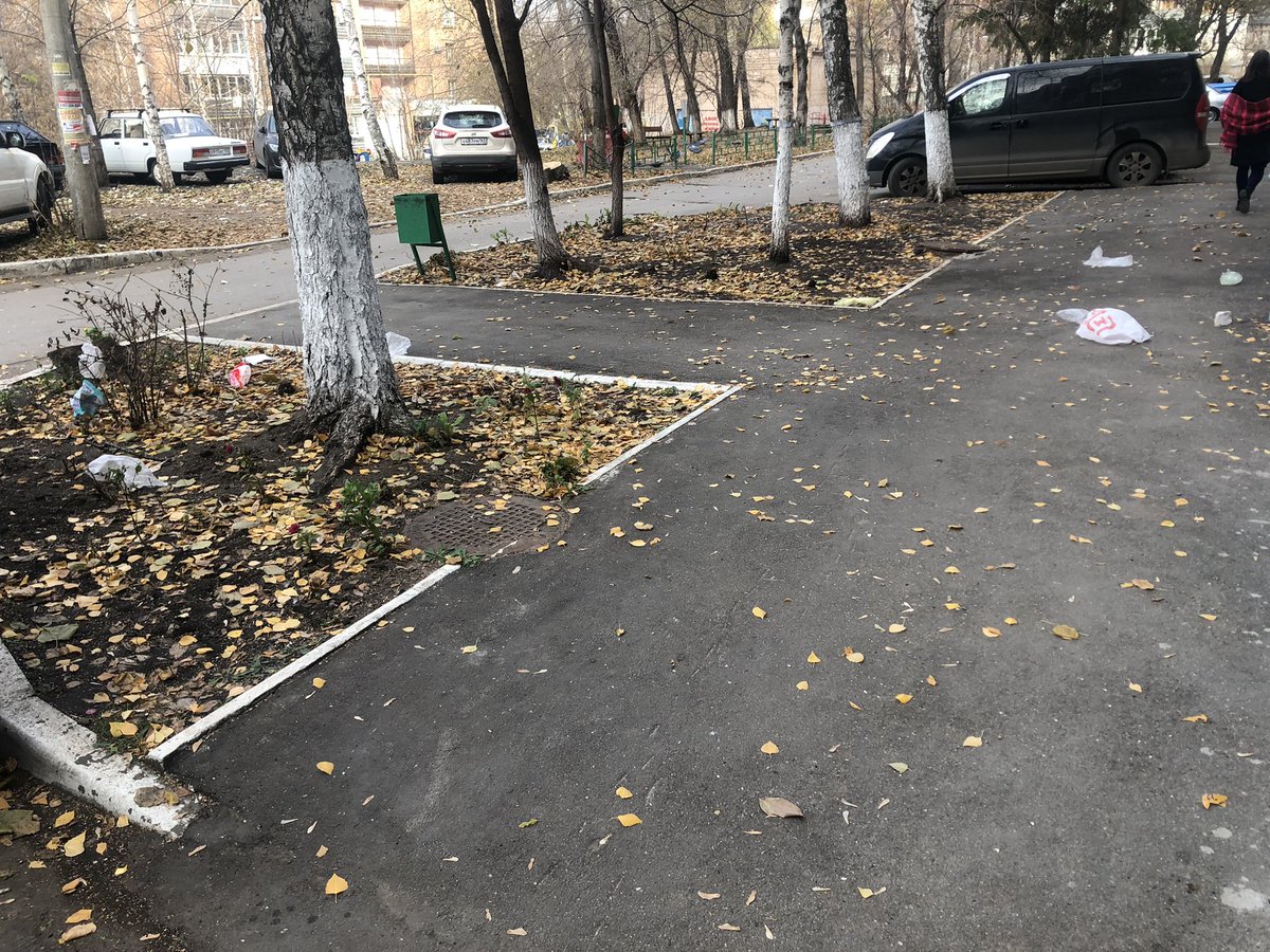 Deadpool_street's tweet photo. Апокалипсис? Дворники устроили бунт? Почему мусор по всему двору на пр.Ленина,16 разбросан? И…больше ничего не смущает?@Adm_Okt_Samara https://t.co/u22afmClwu