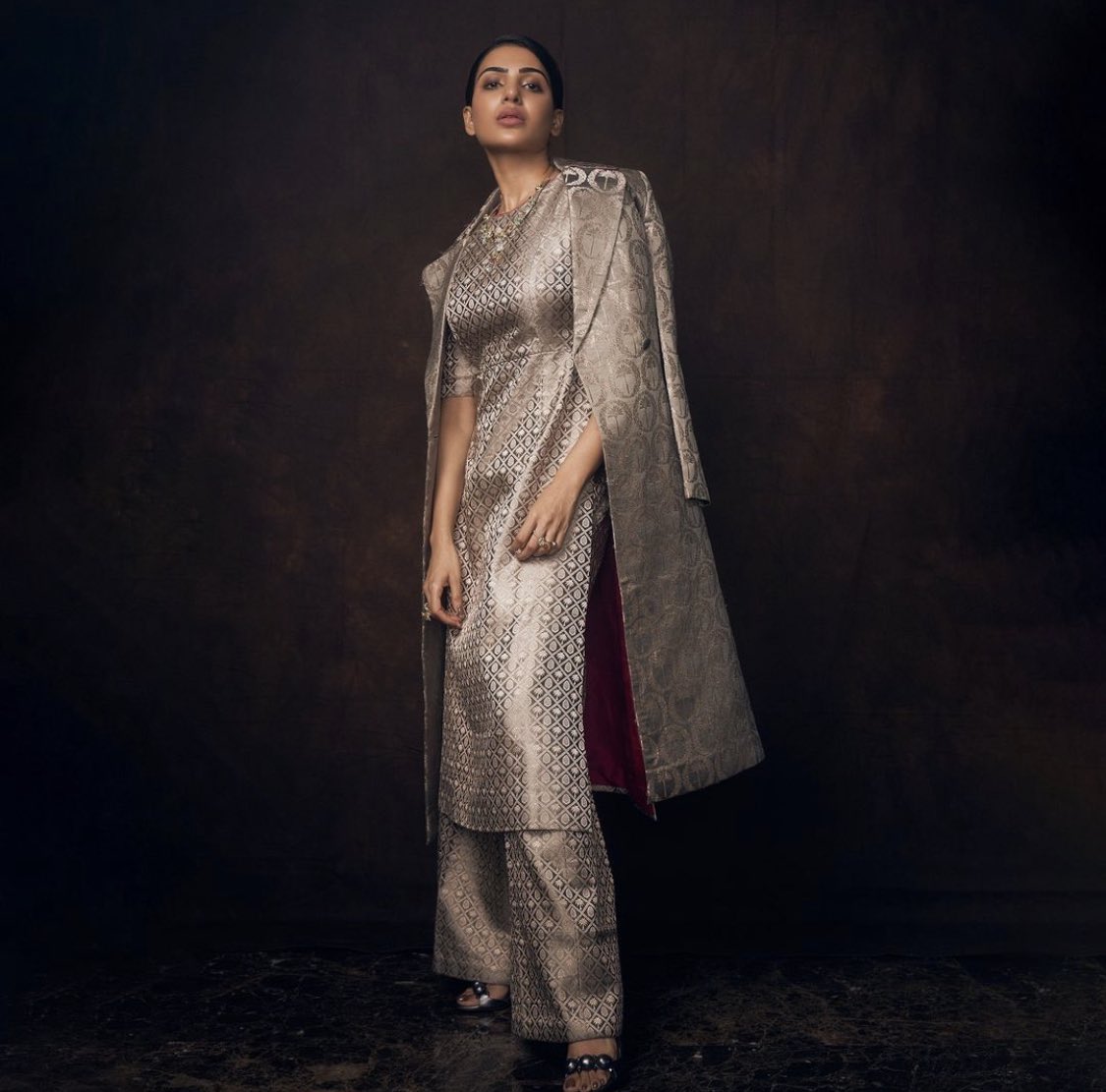 filmfare's tweet photo. #Samantha definitely elevates any outfit she wears. That’s the secret - self confidence. https://t.co/OQZwa0N4no