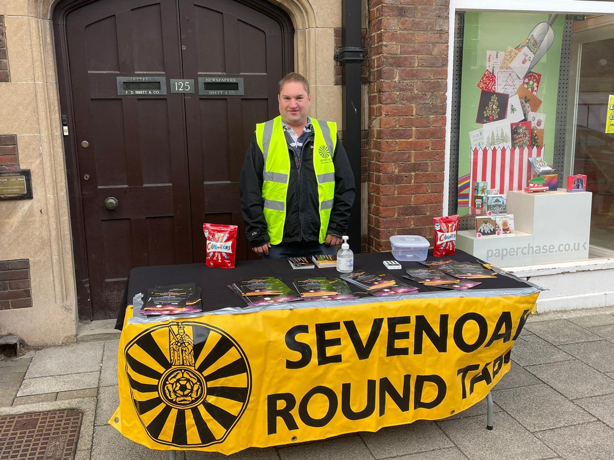 7oaksFireworks's tweet photo. It’s not too late, you can still buy your tickets for tonight’s fireworks show, come see us now on the High Street or buy online https://t.co/hlB3jLUpDy or at the Stag. https://t.co/LFklYRmw4s