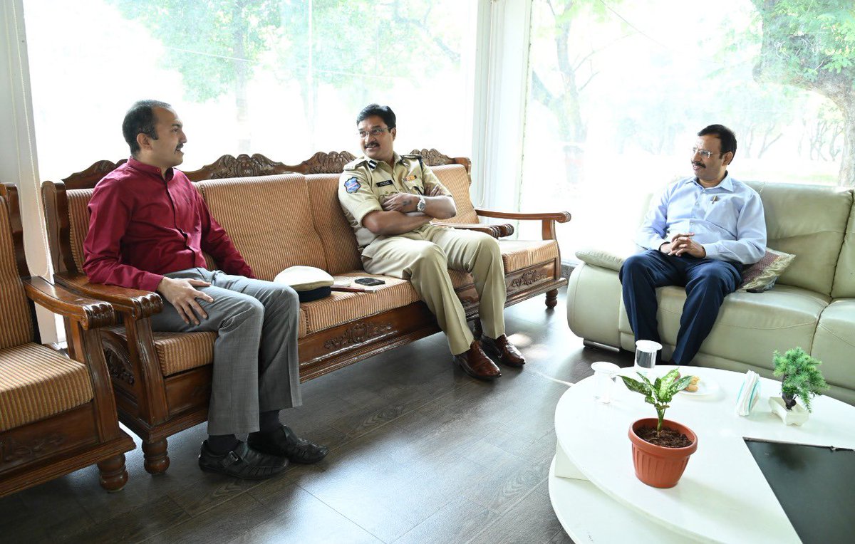 Qadrisyedrizwan's tweet photo. శనివారం నల్లగొండకు విచ్చేసిన @tsrtcmdoffice కు స్వాగతం పలికిన డిఐజి, నల్లగొండ ఎస్పీ ఏ.వి. రంగనాధ్, ఆనంతరం జిల్లా కలెక్టర్ ప్రశాంత్ జీవన్ పాటిల్ తో కలిసి కొద్దిసేపు సజ్జనార్ తో ముచ్చటించిన డిఐజి రాంగనాధ్
#rizwanupdatezhb https://t.co/MUl3GTsrlM