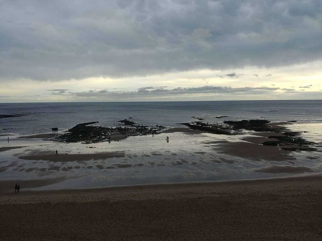 moley75's tweet photo. Very very #lowtide #longsands #neaptide https://t.co/CwVO6127i1 https://t.co/M07R3jypKK