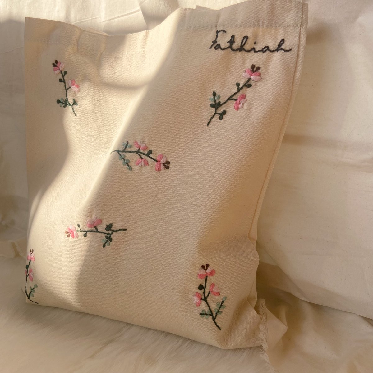 i_embroid's tweet photo. Love this kind of flower 🥺❤️ do dm us now before close order 🙈. 
#giftidea #giftset #totebag #embroidery #malaysia https://t.co/jWy3OFeRfQ