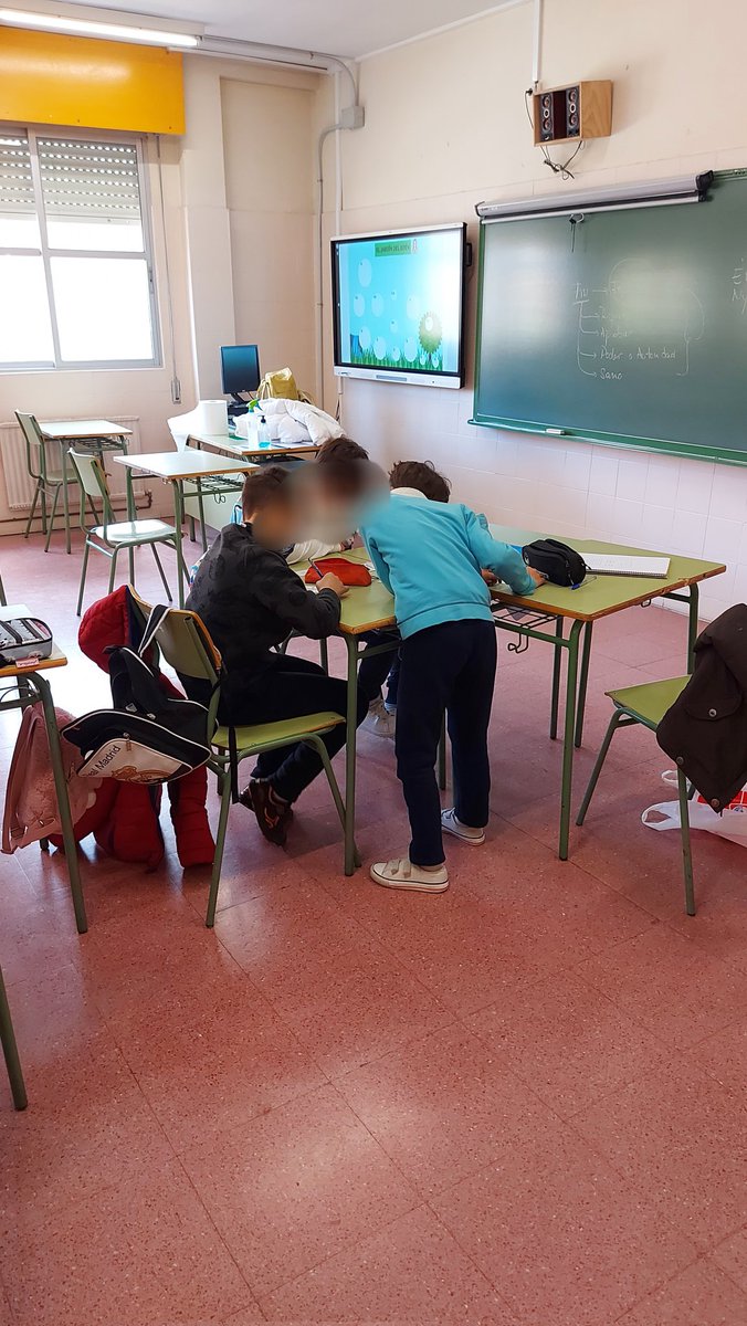 MariaGInfante's tweet photo. Seguimos disfrutando con el #ProgramaExtracurricularAACC en el @IES_Ribera de #Valladolid. Aquí está el taller de Creatividad Literaria  "Cuéntame una historia que no sepas". Muchas gracias al profesorado implicado @educacyl @CREE_CYL https://t.co/8ROfTJNxmd