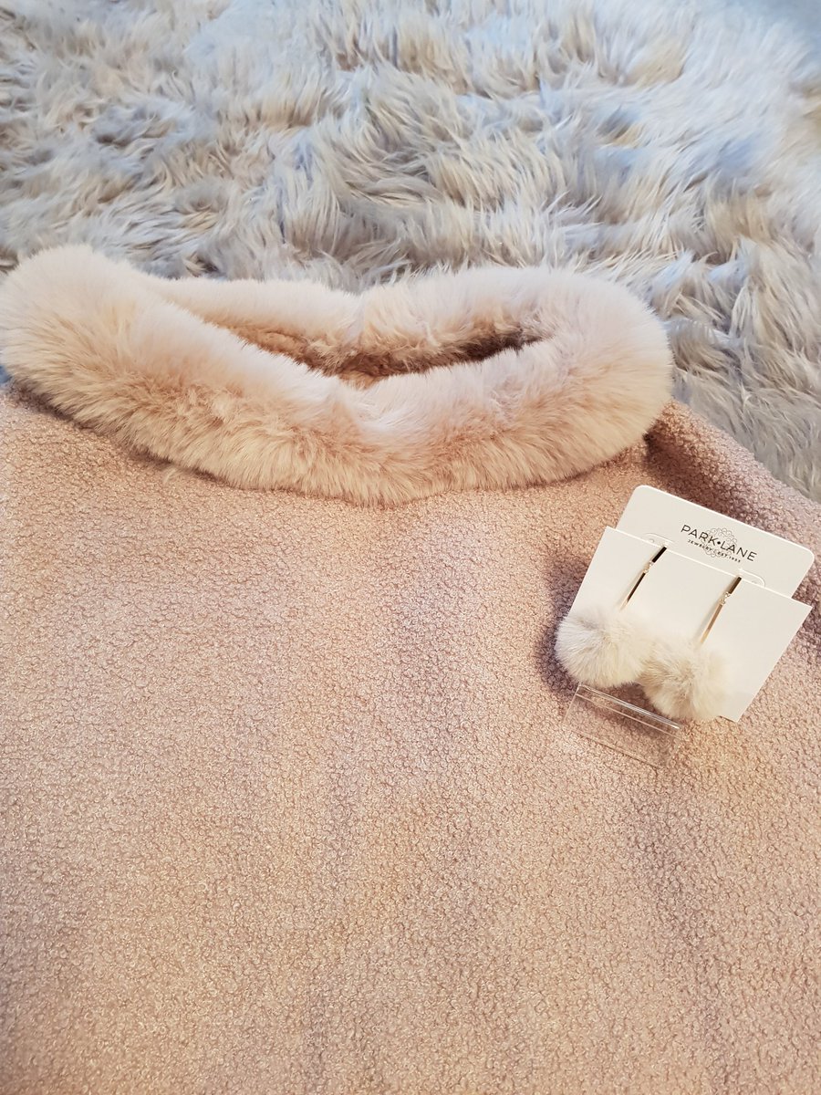 Faux fur and pom poms to match. These gorgeously soft ponchos are a huge hit this season, so why not be 'on trend' and only £35 plus £3 P&amp;P.
#stylebysuze #newbury #smallbusiness