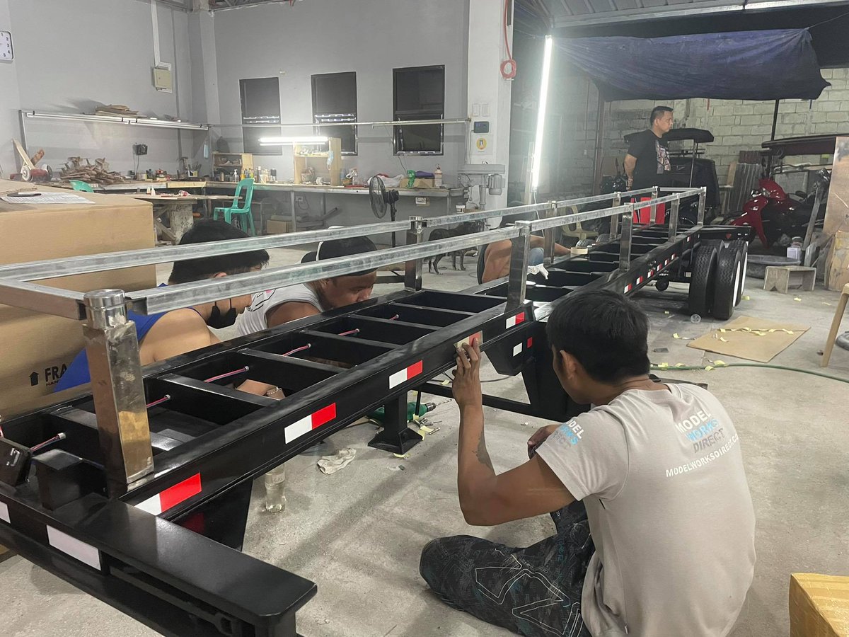 modelworkdirect's tweet image. Working on 16 foot Truck Trailer Model designed to be Conference Table.  #TruckConferenceTable #Modelworks  #LargeCustomModels