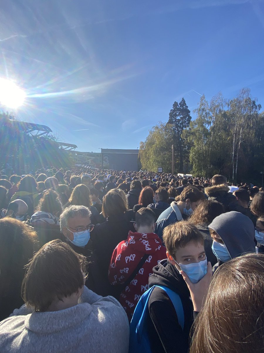 Mes hommages à la personne qui a sorti une mini enceinte dans la foule de la Paris Manga et a mis l’opening de SNK quand après plus de deux heures à pas bouger on nous a annoncé par mégaphone défaillant qu’il n’y avait plus de places, Shinzou wo sasageyo hein