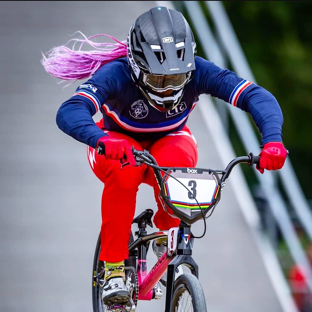 L20h24's tweet photo. Quintuple championne de France, médaillée de bronze aux Mondiaux 2019 et 7e des Jeux olympiques de Tokyo en 2021, Axelle est considérée comme une des rideuses les plus talentueuses de sa génération, à 23 ans. 

#paris2024 #olympics #jeuxolympiques #bmx #bmxrace #cyclisme https://t.co/0l0yOh7sTf