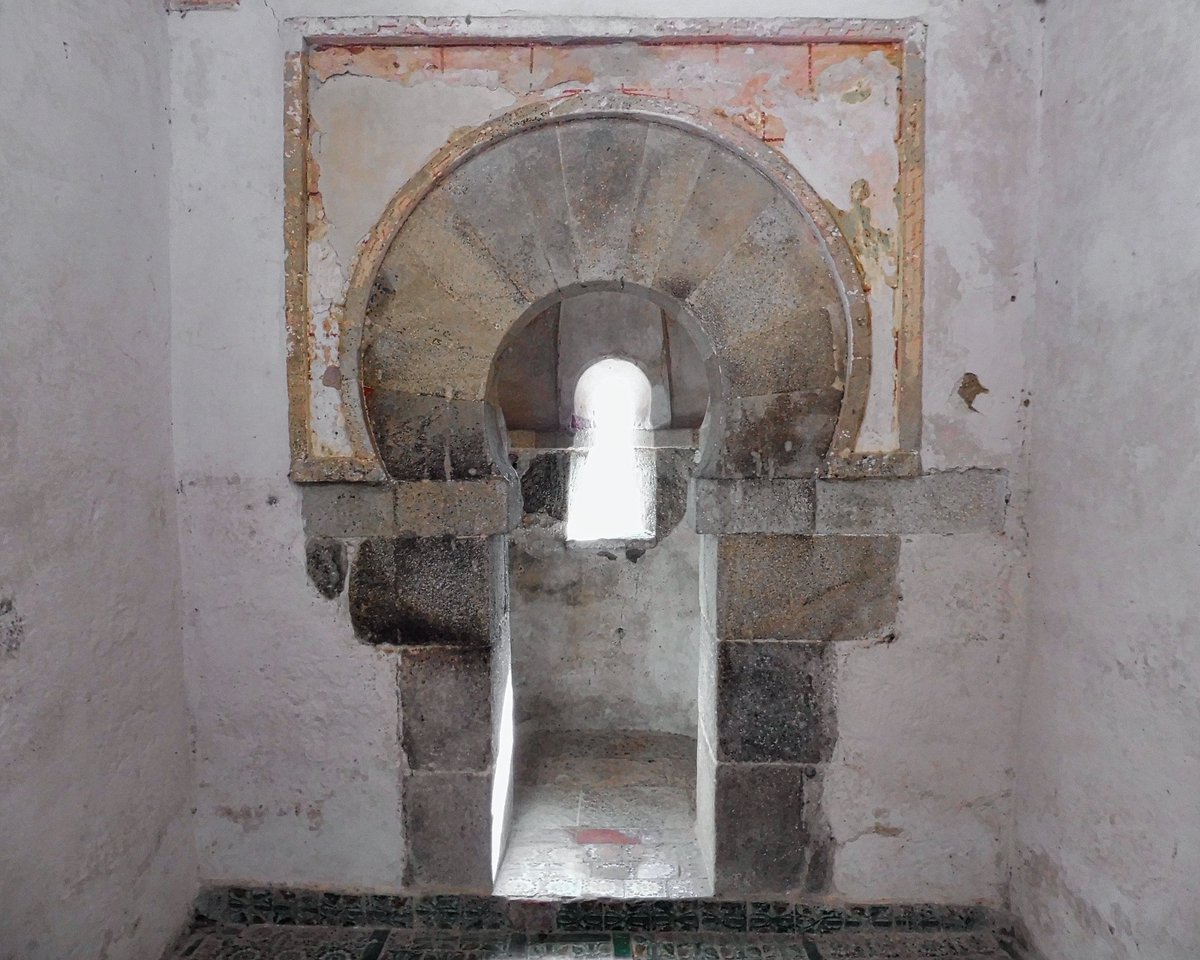 RomanicoEspana's tweet photo. Sorprende una vez se rebasa el umbral de su puerta como una capilla tan minúscula como esta de San Miguel de Celanova puede dar lugar a esa personalísina compartimentación espacial y a esa variedad de ambientes https://t.co/tKYq3CR4Mn