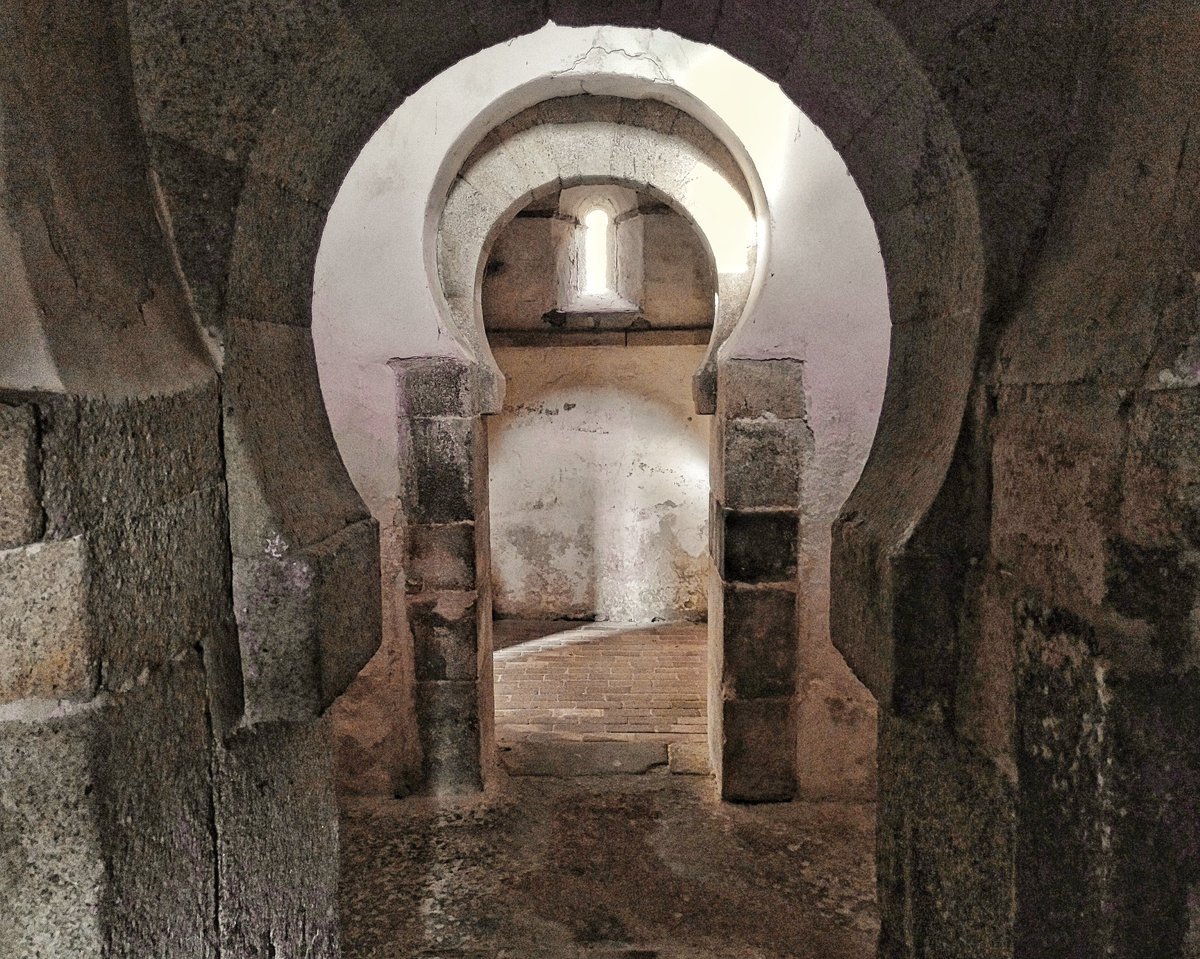 RomanicoEspana's tweet photo. Sorprende una vez se rebasa el umbral de su puerta como una capilla tan minúscula como esta de San Miguel de Celanova puede dar lugar a esa personalísina compartimentación espacial y a esa variedad de ambientes https://t.co/tKYq3CR4Mn