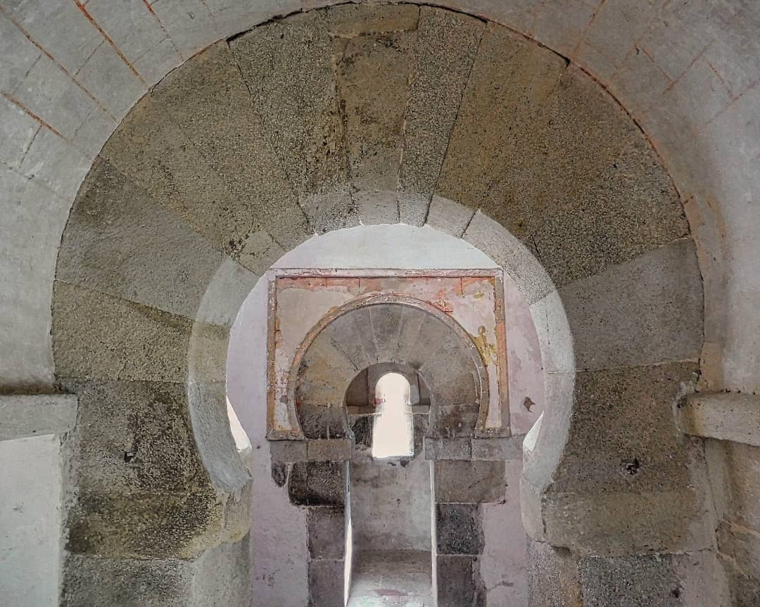 RomanicoEspana's tweet photo. Sorprende una vez se rebasa el umbral de su puerta como una capilla tan minúscula como esta de San Miguel de Celanova puede dar lugar a esa personalísina compartimentación espacial y a esa variedad de ambientes https://t.co/tKYq3CR4Mn