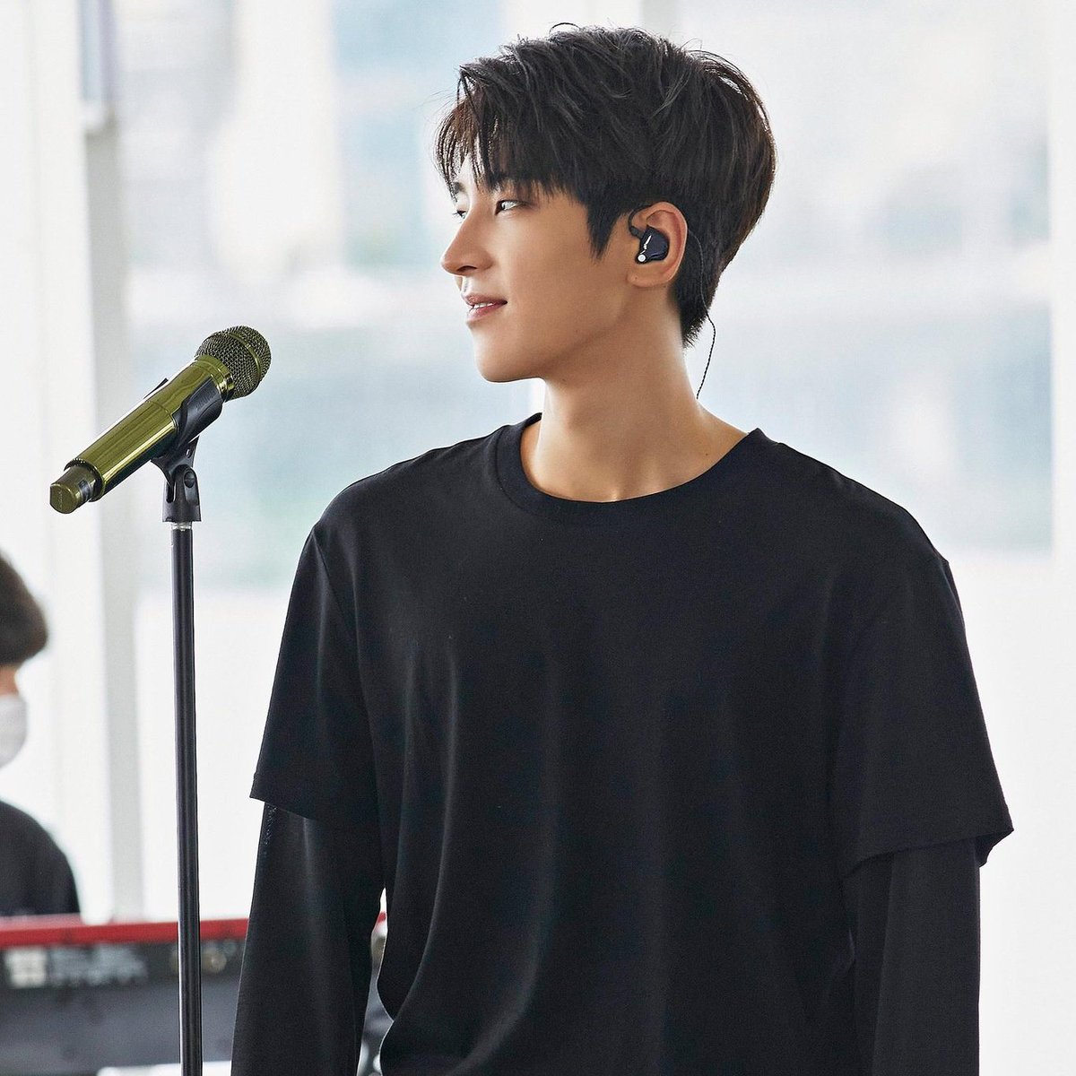 cinawongyu's tweet photo. bandmates! wonhui where: https://t.co/sw7QoyX52p