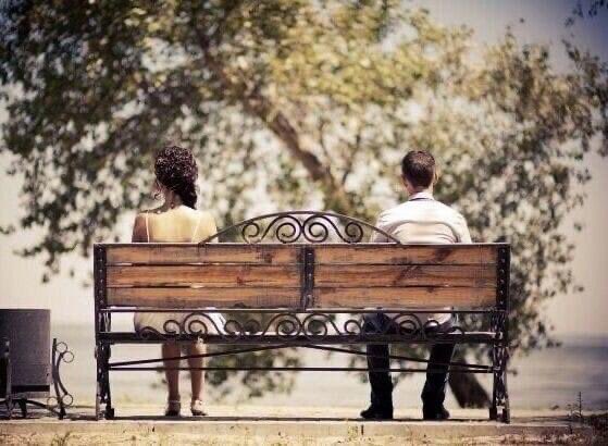 Который рядом со мной сидит. Пара обнявшись на берегу моря. Человек на скамейке. Который рядом со мной сидит. Мужчина подавлен.