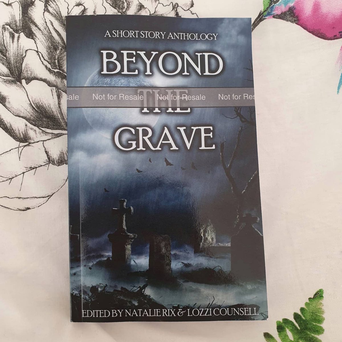 AuthorLozzi's tweet photo. Not only was release day nearly a week ago, this #book is now available as a paperback! Can't wait to read my #author copy 😍

Beyond the Grave: A Short Story Anthology 🪦🖤

https://t.co/noGhLkjVT7

#books #BookTwitter #WritingCommunity #writerscommunity #booktwt https://t.co/q1rH10hR3W