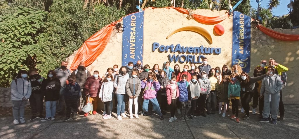HoPierola's tweet photo. Un grup dels Hostalets de Pierola viu avui un dia de sol, espectacles, diversió i entreteniment a @Portaventura_ES en una sortida organitzada des del @PJHostalets 🎢☀️#sortida #joventut #família #ElsHostaletsdePierola https://t.co/ofiOaI99u3