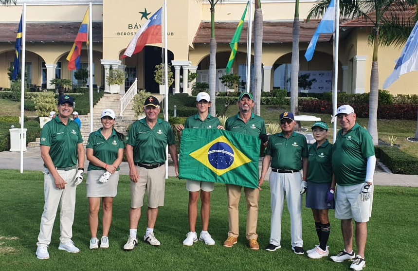 Brasil termina em quarto lugar por equipes no Campeonato Latinoamericano Golf TV
Saiba mais - bit.ly/3kvF04v
Eduardo Ferreira, do Sapezal, e Letícia Colombo, do Lago Azul foram destaques no individual