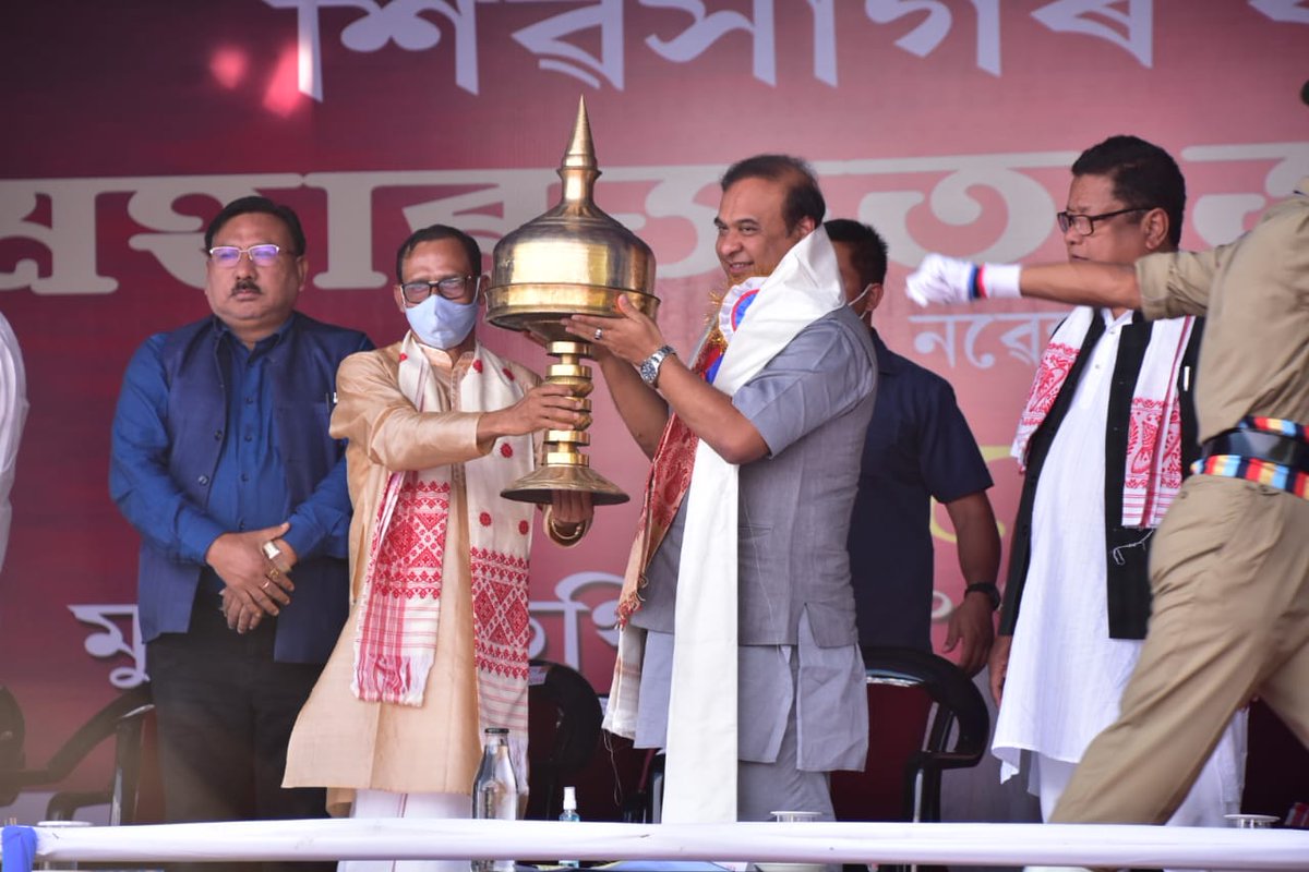 himantabiswa's tweet photo. ঐতিহ্যমণ্ডিত শিৱসাগৰ কলেজৰ মহাৰজত জয়ন্তীৰ উদ্বোধনী অনুষ্ঠানত ভাগ লৈ পৰম আহ্লাদিত হওঁ। পদ্মধৰ চলিহাদেৱ, পৰাগ চলিহাদেৱৰ দৰে বিদ্বানৰ সপোনৰ ফচল কলেজখনে বিগত ৭৫ বছৰে মানৱ সম্পদ সৃষ্টিৰে সমাজ সম��দ্ধ কৰি আহিছে। এই ক্ষণত কলেজখনৰ প্ৰত্যেকলৈ মোৰ শুভেচ্ছা তথা অভিনন্দন জ্ঞাপন কৰিছোঁ। https://t.co/Oa0iKWypUY