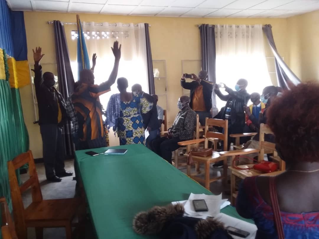 RutsiroDistrict's tweet photo. Nyuma yo gutorwa, abatowe uyu munsi mu mirenge yose y'akarere ka #Rutsiro bahise barahirira inshingano batorewe bizeza abaturage n'igihugu kutazatatira igihango bagiranye babagirira icyizere. #ToraNeza https://t.co/hxQdfSnLa6