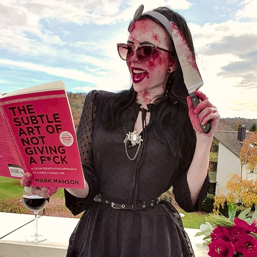 JinxedC's tweet photo. #NeuesProfilfoto #Halloween #paartagezuspätuppsi #gutesbuchbtw 👻🖤💀 https://t.co/nFIrGNWLlC