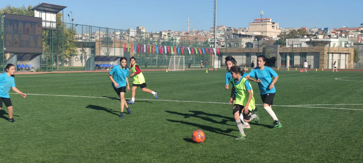 Hasan Celal Güzel #MilletBahçesi Futbol Sahası'nda başımızın tacı sevgili kızlarımız için futbol kursumuza kayıtlarımız ücretsiz olarak devam ediyor.

<a href="/GaziantepBeld/">Gaziantep Büyükşehir</a>