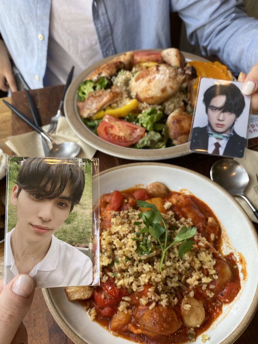 sunchanii's tweet photo. 📍한남 라페름

샐러드 맛집!! 🥗 가격이 나가는 편이긴 한데 양이 진짜 푸짐하구 닭다리살이 넘 맛납니다.. 특히 저 브레드 앤 스프레드는 리코타치즈 스프레드로 드셔요 🤤 짱맛

#태양아_이거어때_난좋은데 https://t.co/u0veKUFriv