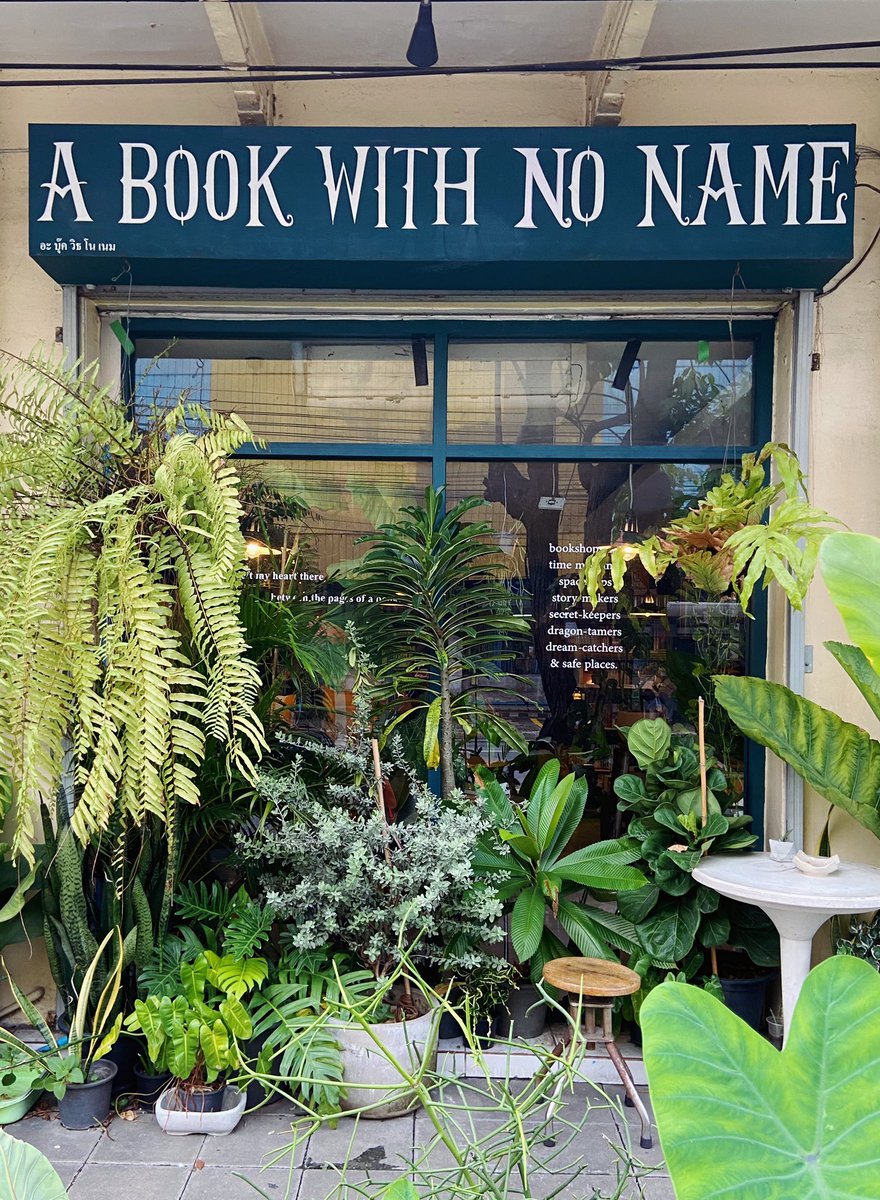 hiddenthread_'s tweet photo. A book with no name ตรงศรีย่าน ร้านหนังสืออิสระ(และคาเฟ่) ที่กลับมากี่รอบก็ชอบ ชอบที่มีแมวขนฟูๆให้ ชอบบรรยากาศในร้านที่เกือบทุกคนนั่งอ่านหนังสือ รวมถึงเจ้าของร้านด้วย น่ารัก :-) https://t.co/h6YAutE6aJ