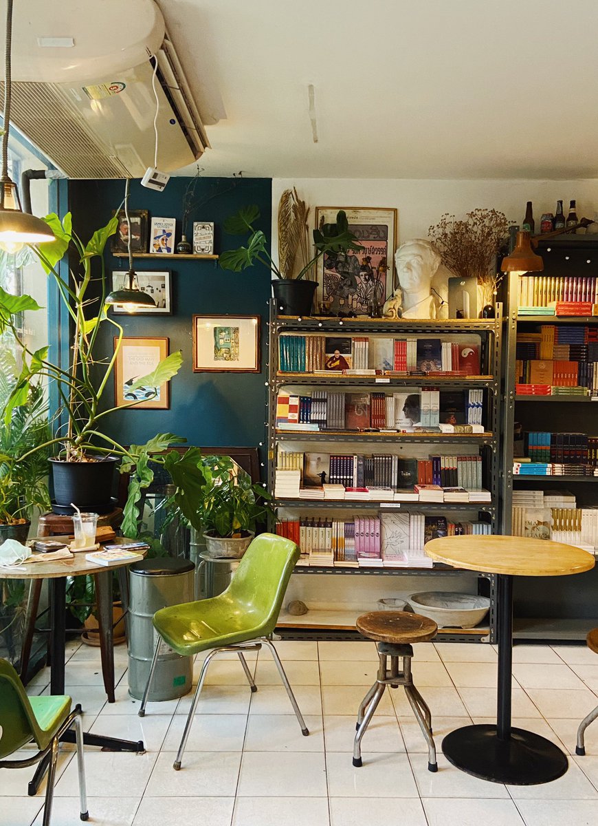hiddenthread_'s tweet photo. A book with no name ตรงศรีย่าน ร้านหนังสืออิสระ(และคาเฟ่) ที่กลับมากี่รอบก็ชอบ ชอบที่มีแมวขนฟูๆให้ ชอบบรรยากาศในร้านที่เกือบทุกคนนั่งอ่านหนังสือ รวมถึงเจ้าของร้านด้วย น่ารัก :-) https://t.co/h6YAutE6aJ