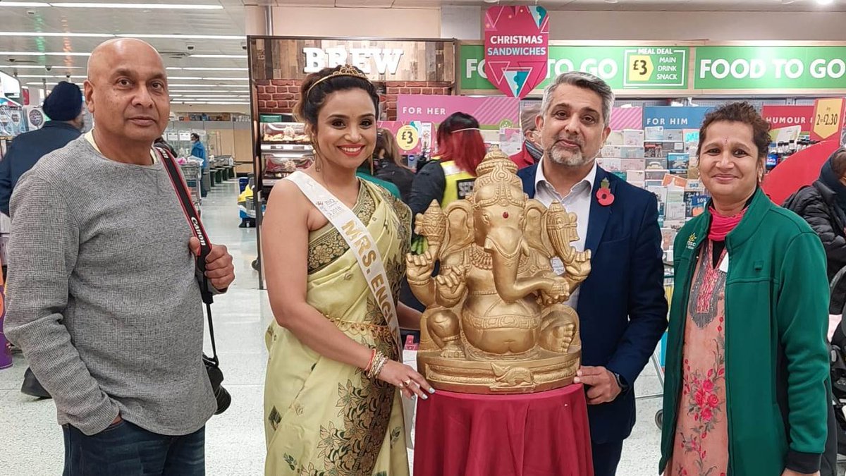 Staff and Customers of Morrison in Queensbury @QueensburyMorr1 celebrated Diwali 2021. Thanks to the students from @Uxendon_Manor Kenton preformed Dance and @RhythmNBassDhol played Dhol with guests Leader of Brent @MAsgharButt2 and @DimpsSanghani Mrs England Universe 2018.