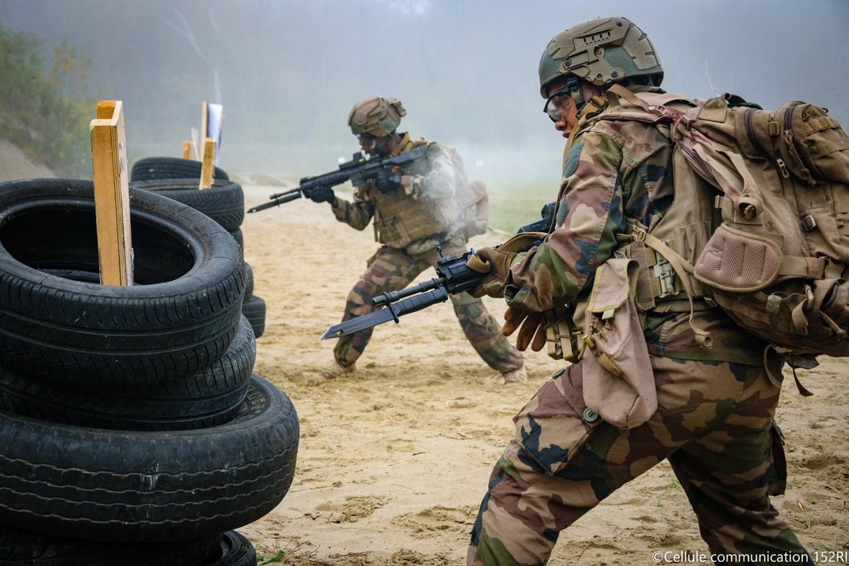 armeedeTerre's tweet image. 🗳 Élisez votre #PhotoDeLaSemaine !

1️⃣ #NosJeunesOps parcours collectif des futurs caporaux du #68RAA
2️⃣ #Aguerrissement combat au corps à corps avec les Diables rouges @152eRI
3️⃣ #MatosTerre tir CAESAR au @40RA_Officiel
4️⃣ #PrépaOps instruction combat ZURB pour le @35emeRI
👇
