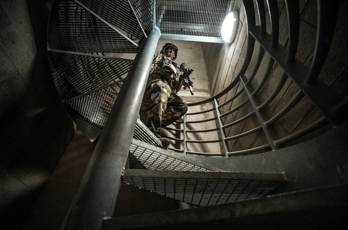 armeedeTerre's tweet image. 🗳 Élisez votre #PhotoDeLaSemaine !

1️⃣ #NosJeunesOps parcours collectif des futurs caporaux du #68RAA
2️⃣ #Aguerrissement combat au corps à corps avec les Diables rouges @152eRI
3️⃣ #MatosTerre tir CAESAR au @40RA_Officiel
4️⃣ #PrépaOps instruction combat ZURB pour le @35emeRI
👇