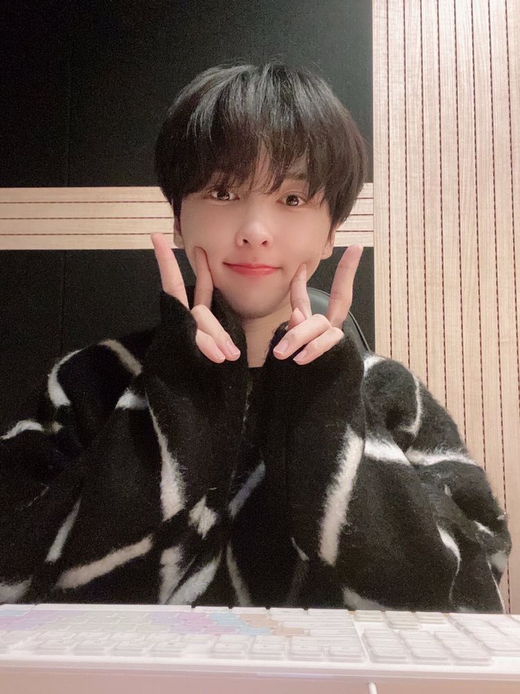 hOOOurly's tweet photo. Happy birthday to our favourite cutie boy Rie !! 
Thank you so much for always being here for us and hope you had a great day 💗💗
#헤헷_리에_오늘_생일이쟈나 #Happy_Rie_Day https://t.co/IsI6lsrlpV