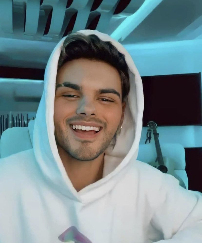 MariinaAM98's tweet photo. No supero su sonrisa🥺😍 @AbrahamMateo https://t.co/VxssACguUn