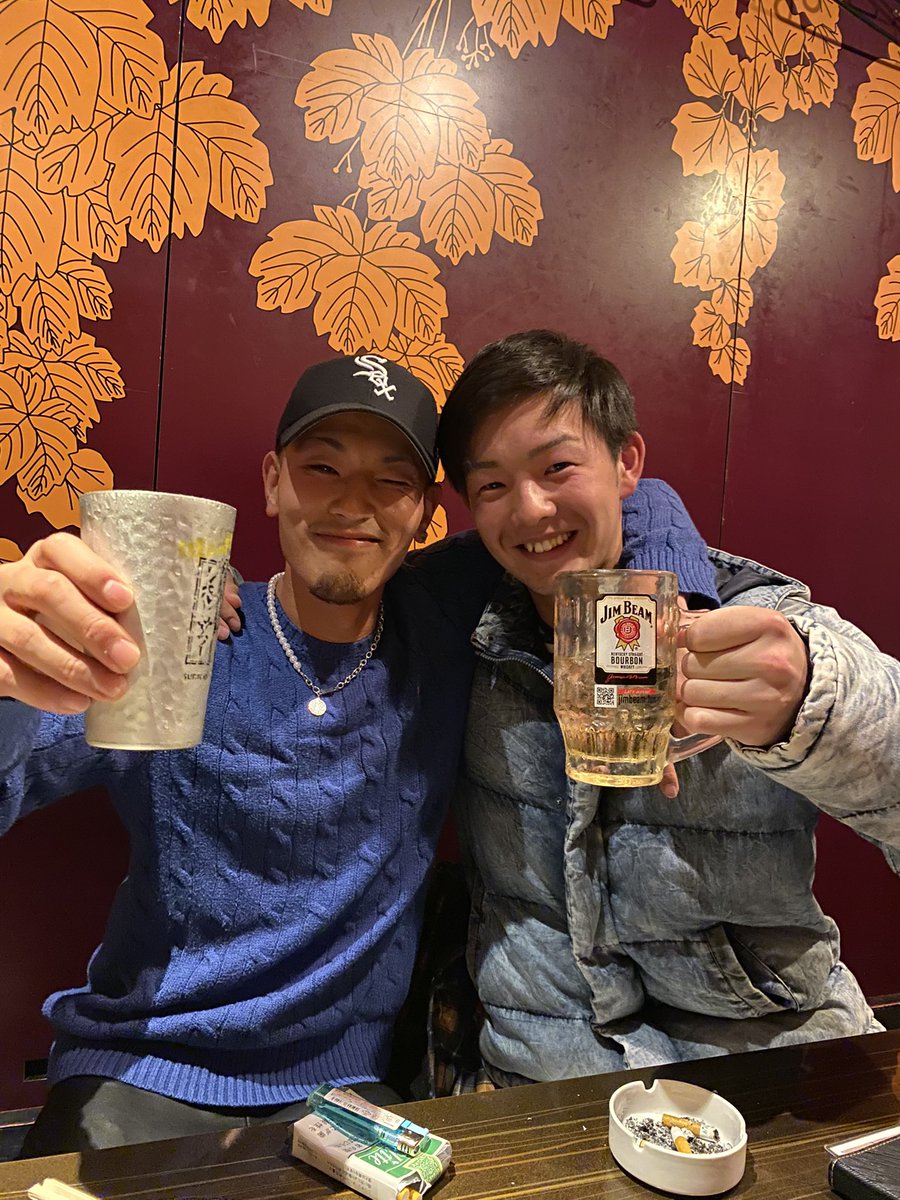 yuuki0715jack's tweet photo. 高校の時はクソ生意気で
チョロチョロしてたのに
6年ぶりに会ってみたら立派な青年になってましたw
プロ行っても頑張れ。大里
#盛岡大附
＃顔ちっちゃいな https://t.co/Uta0unIunW