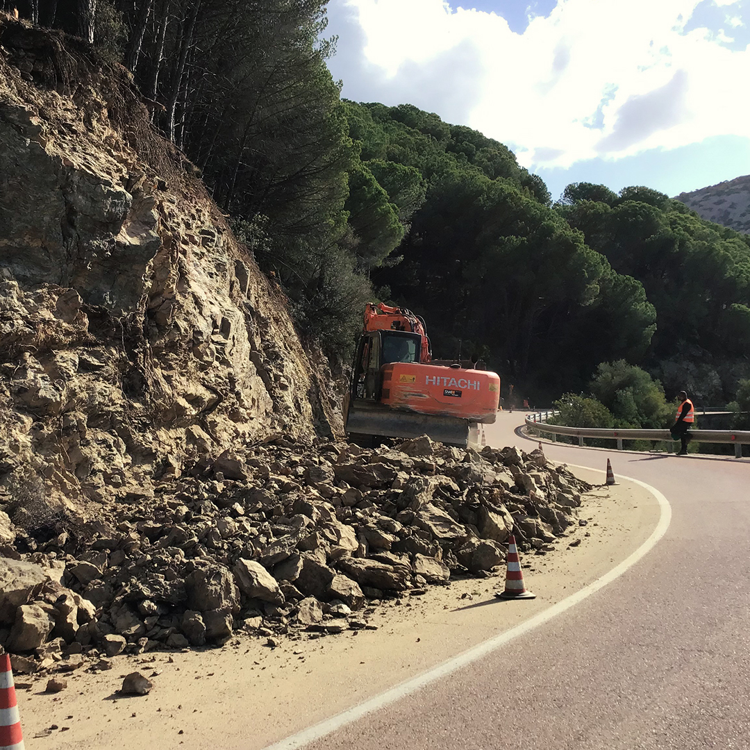 StradeAnas's tweet photo. Conclusi gli interventi di messa in sicurezza di un versante della #SS125 “Orientale Sarda” (nel comune di Baunei). I lavori hanno riguardato la rimozione degli arbusti pericolanti, la riprofilatura della scarpata, il ripristino e l’allargamento della cunetta. https://t.co/tD1D2FhzcT