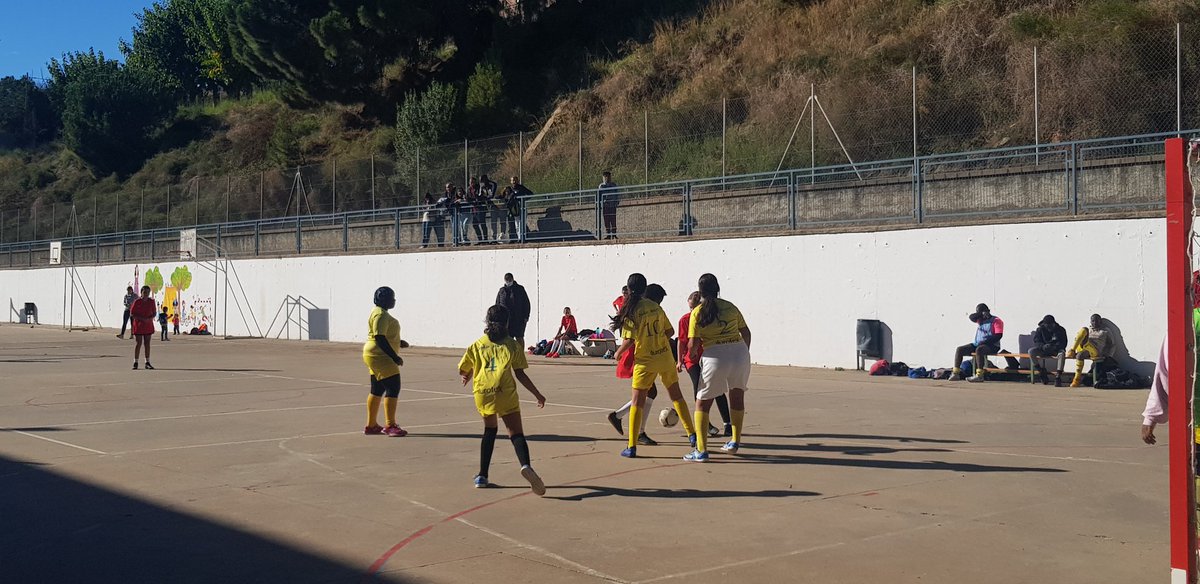Avui també comença els Jocs Escolars a Mataró! Orgullós de veure tants nens i nenes amunt i avall vestits amb la vestimenta de la se escola!! @jocsescolarsdemataro <a href="/BeaDelgado20/">Bea Delgado</a> #jocsescolarsdemataro <a href="/joaquimtf/">Quim Torres</a> <a href="/BarrufetJordi/">Jordi Barrufet</a> <a href="/JMatasC/">Jordi Matas Claramunt</a>