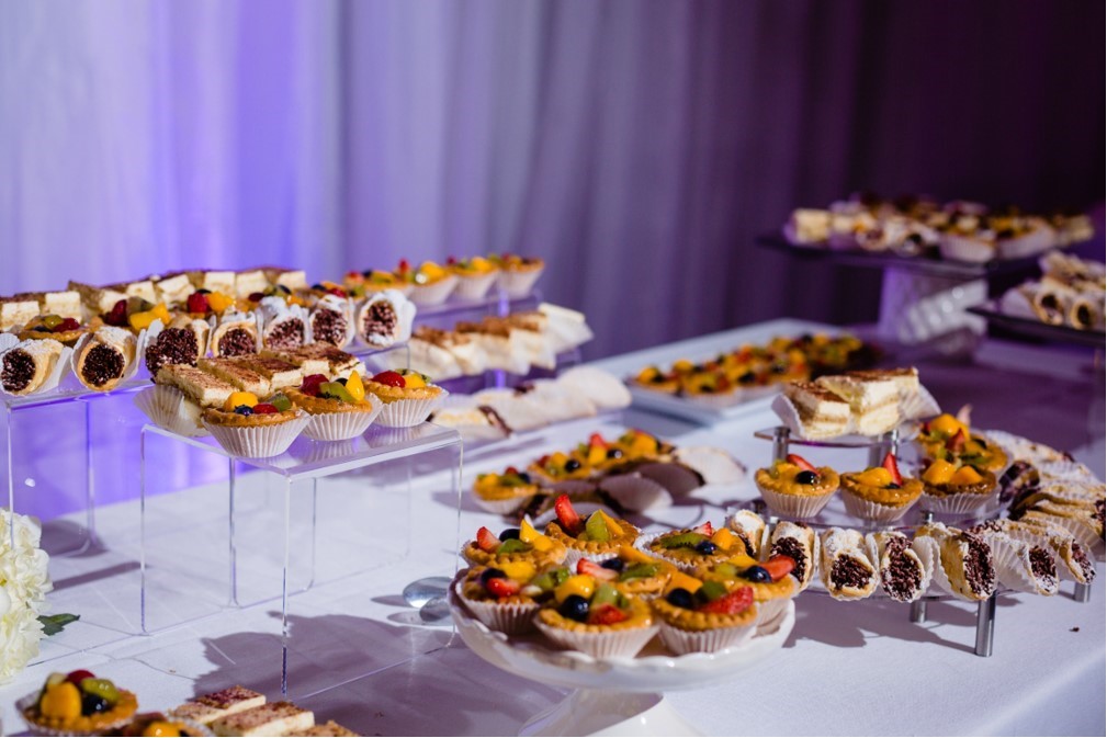 Something sweet for your Saturday 😋 🍰 

📸 : @adoreweddingphotography
#RenaissanceToledo #Dessert #youwilldobetterintoledo #RenaissanceEvents