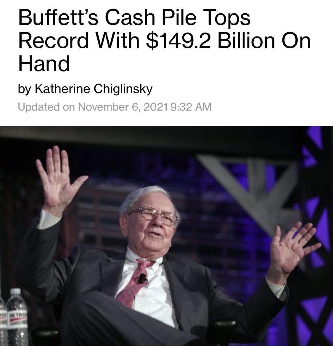 GRDecter's tweet photo. Buffett: "The worst investment you can have is cash. Cash is going to become worthless over time” 
Also Buffett: https://t.co/HXYBKrho2s
